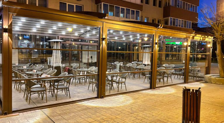 pergola restaurant cafenea terasa pe trotuar retractabila inchisa cu sticla